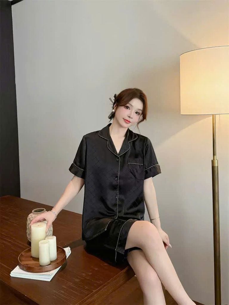 Bộ đồ ngủ lụa đen họa tiết chìm unisex Shury Store Home Wear nam nữ mặc đôi sang trọng CTN07
