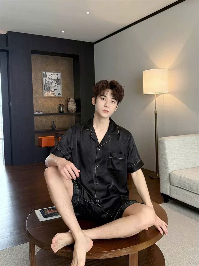 Bộ đồ ngủ lụa đen họa tiết chìm unisex Shury Store Home Wear nam nữ mặc đôi sang trọng CTN07