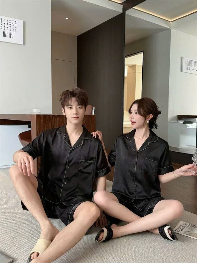 Bộ đồ ngủ lụa đen họa tiết chìm unisex Shury Store Home Wear nam nữ mặc đôi sang trọng CTN07
