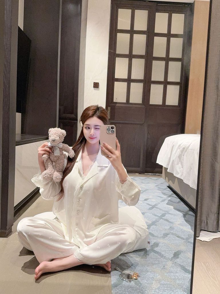 Đồ bộ ngủ nữ pyjama lụa Shury Store Home Wear TD46 tay dài quần dài màu trắng size 45-75kg mềm mịn