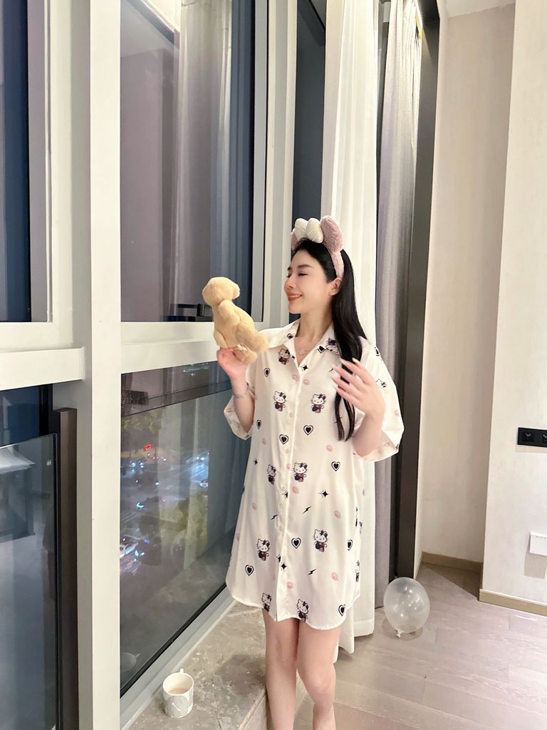 Váy ngủ sơmi lụa nữ Shury Store Home Wear SM22 freesize 45-75kg màu trắng in hình mặc nhà from suông