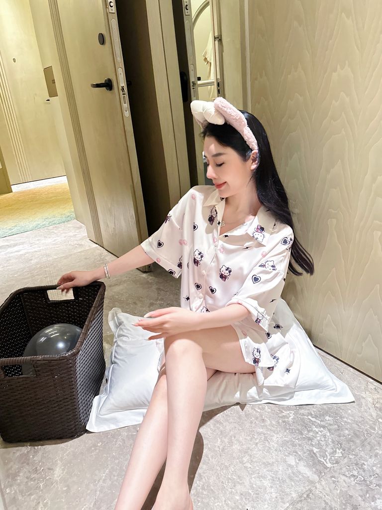 Váy ngủ sơmi lụa nữ Shury Store Home Wear SM22 freesize 45-75kg màu trắng in hình mặc nhà from suông
