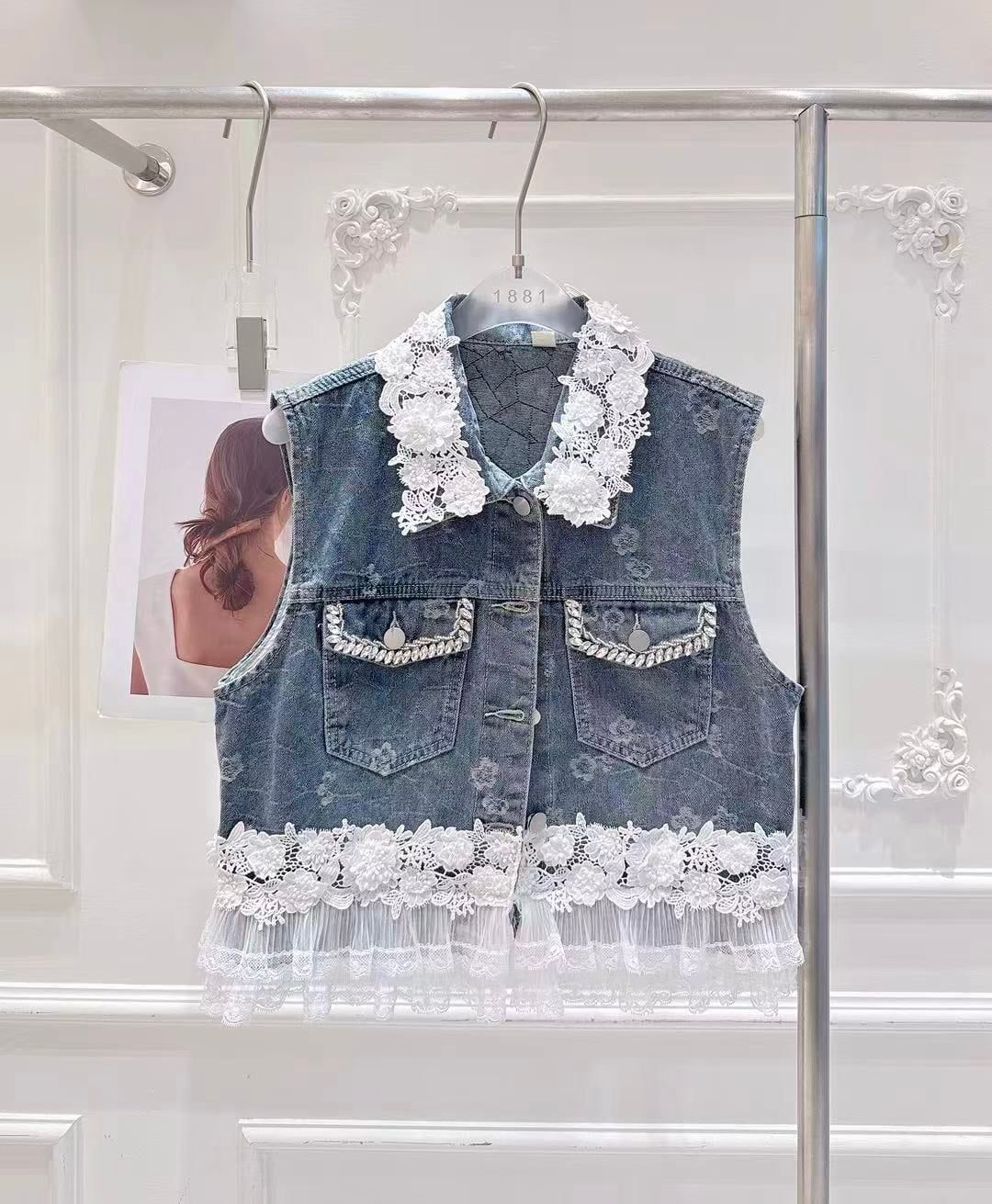 Áo Khoác Viền Ren Trắng