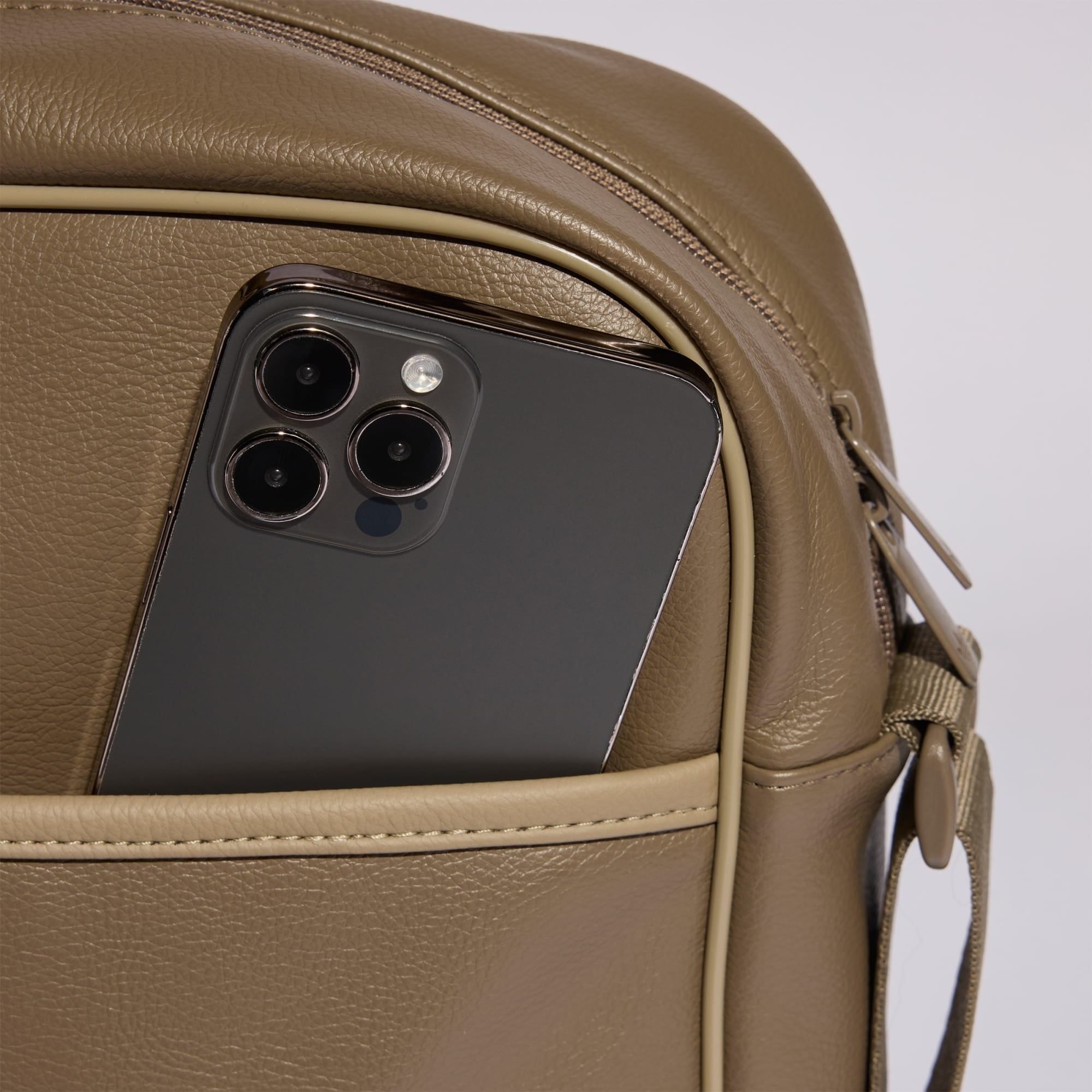  Túi đeo chéo adidas Airliner Unisex - KD7847 