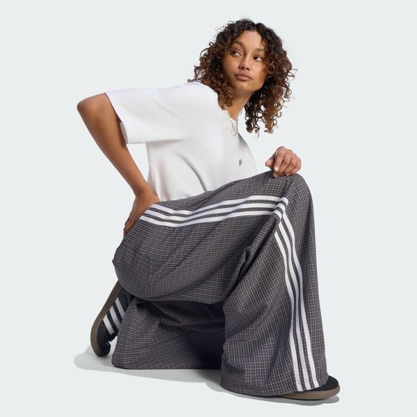  Quần nỉ ống suông adidas Checks Trouser Nữ - LD5340 