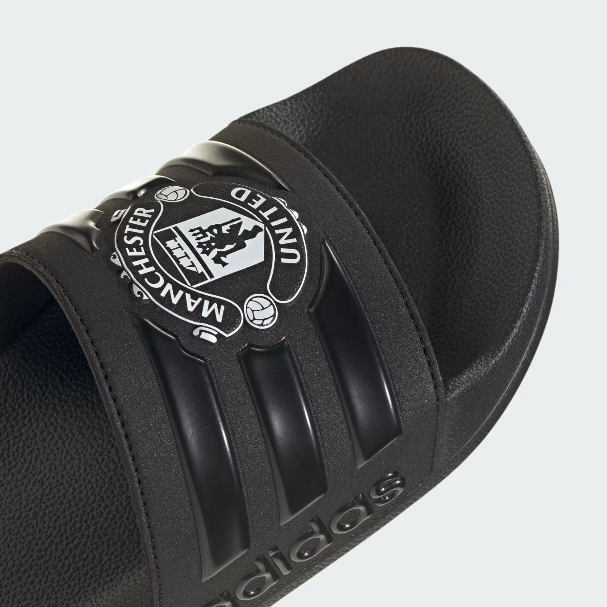  Dép quai ngang adidas Adilette Shower Manchester United Unisex - HQ2591 