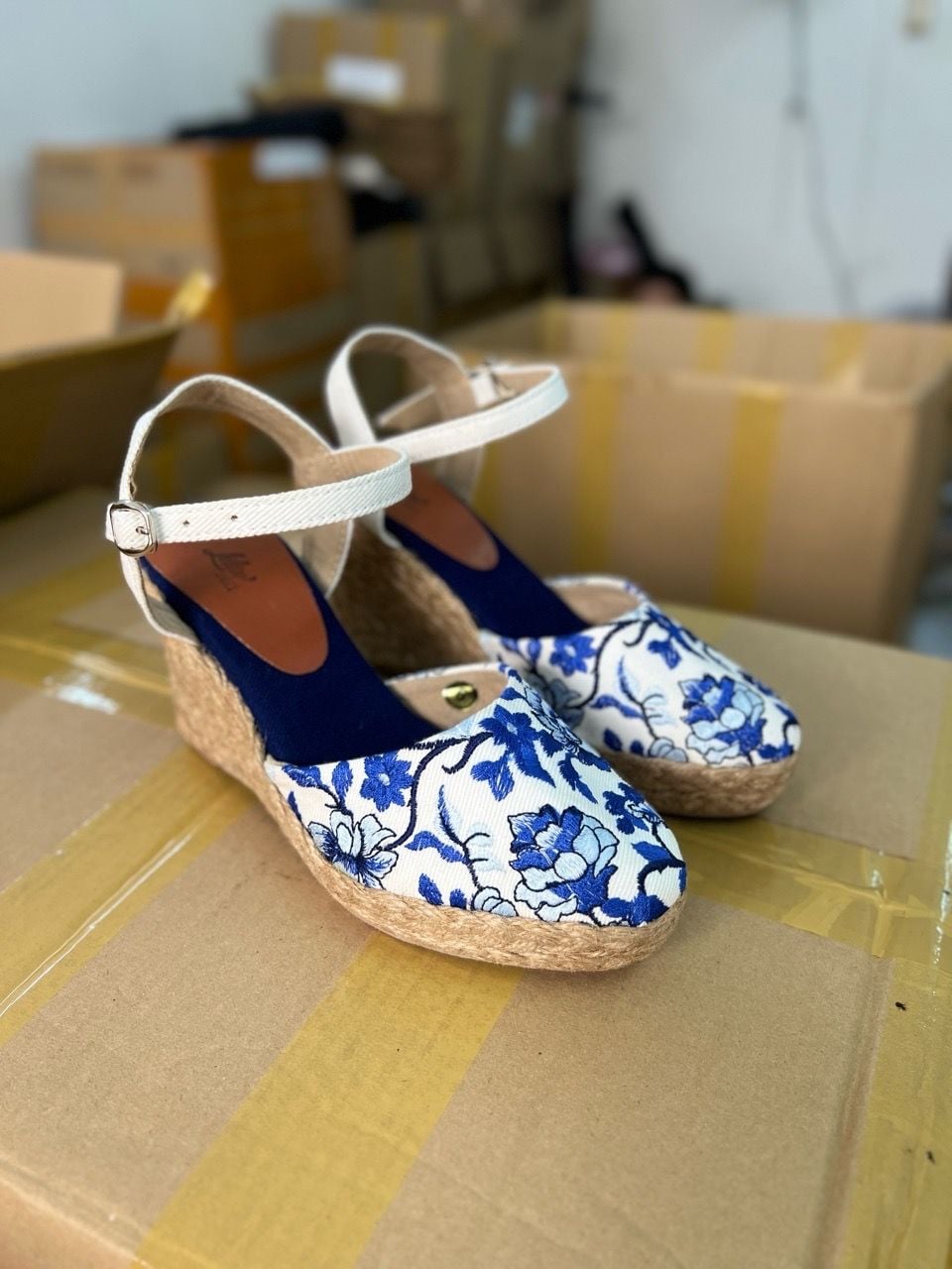 GỐM SỨ - Giày Cói Vải Canvas Trắng Thêu Họa Tiết Trên Bình Gốm Sứ