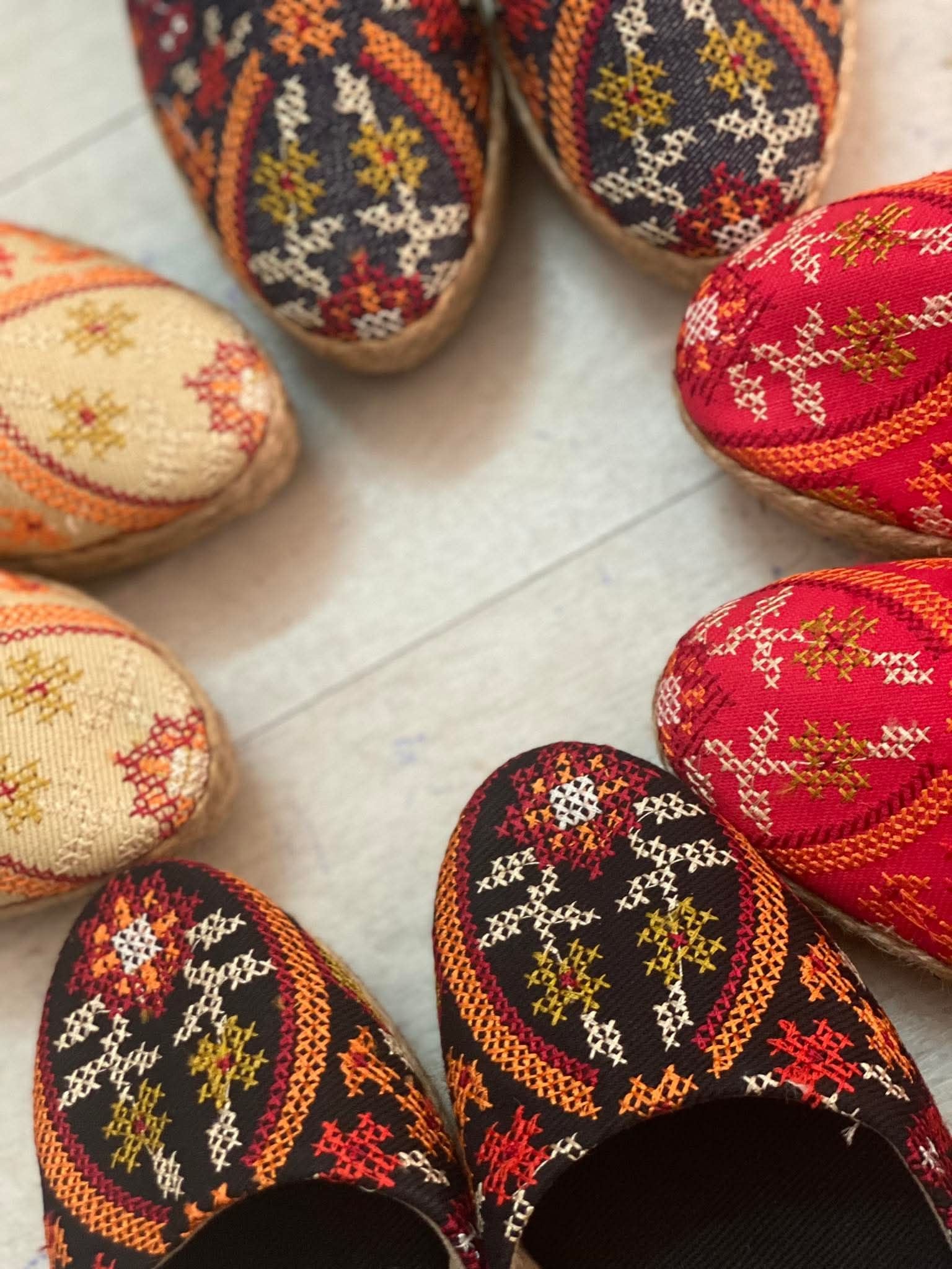 PINO QUAI CỔ CHÂN - Giày Bít Cói Đế Xuồng Thêu Đột Chỉ 8cm