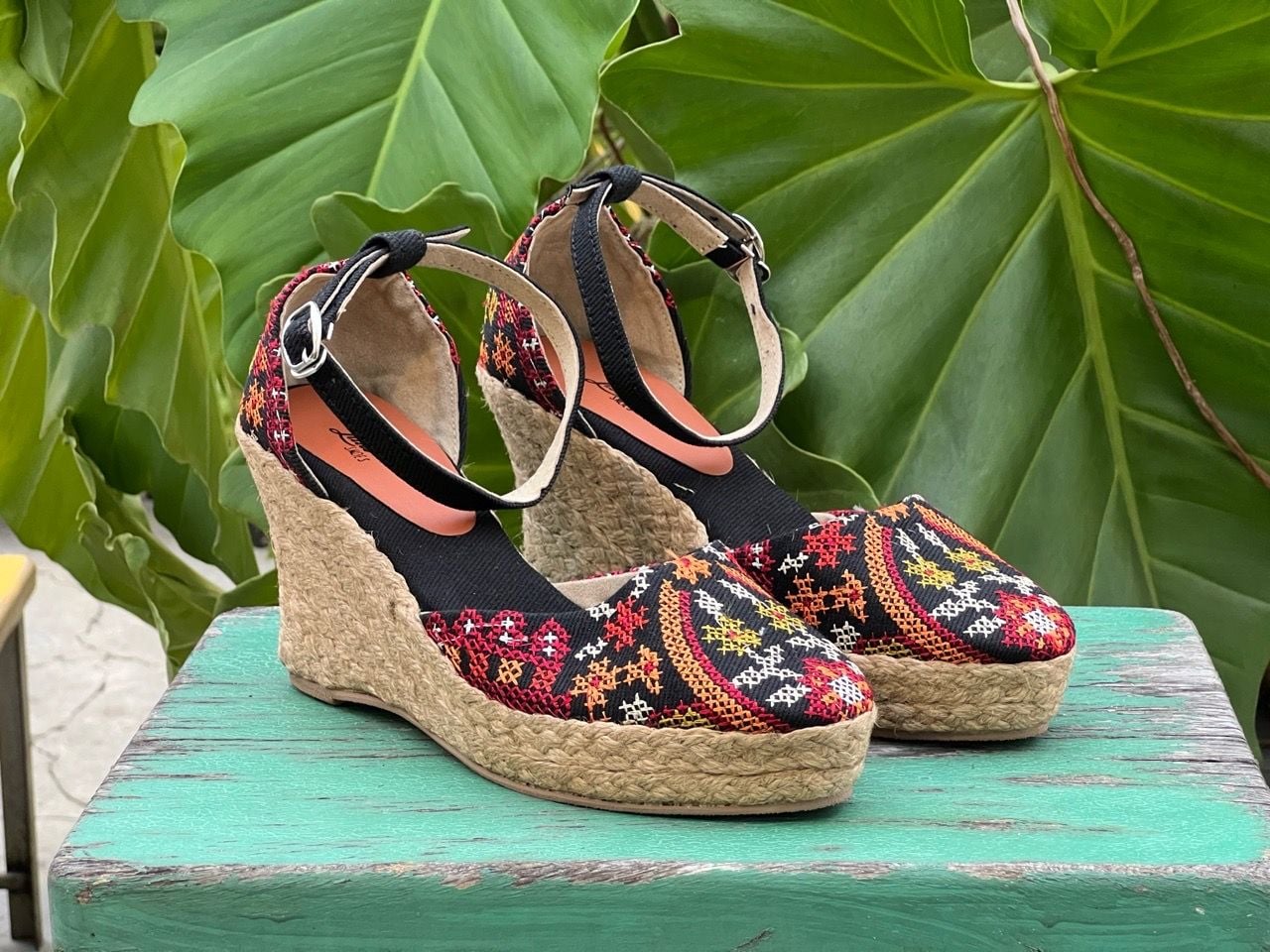 PINO QUAI CỔ CHÂN - Giày Bít Cói Đế Xuồng Thêu Đột Chỉ 8cm