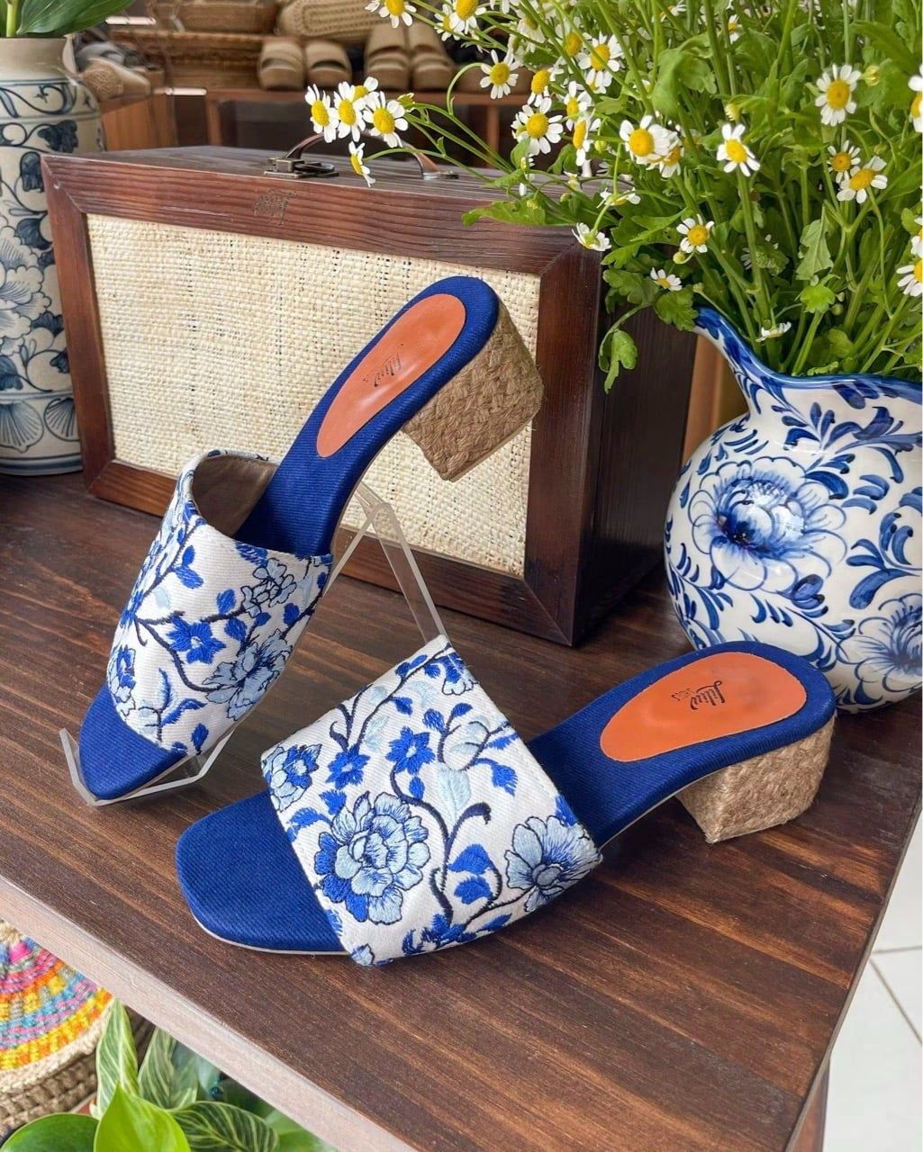 GỐM SỨ - Giày Cói Vải Canvas Trắng Thêu Họa Tiết Trên Bình Gốm Sứ