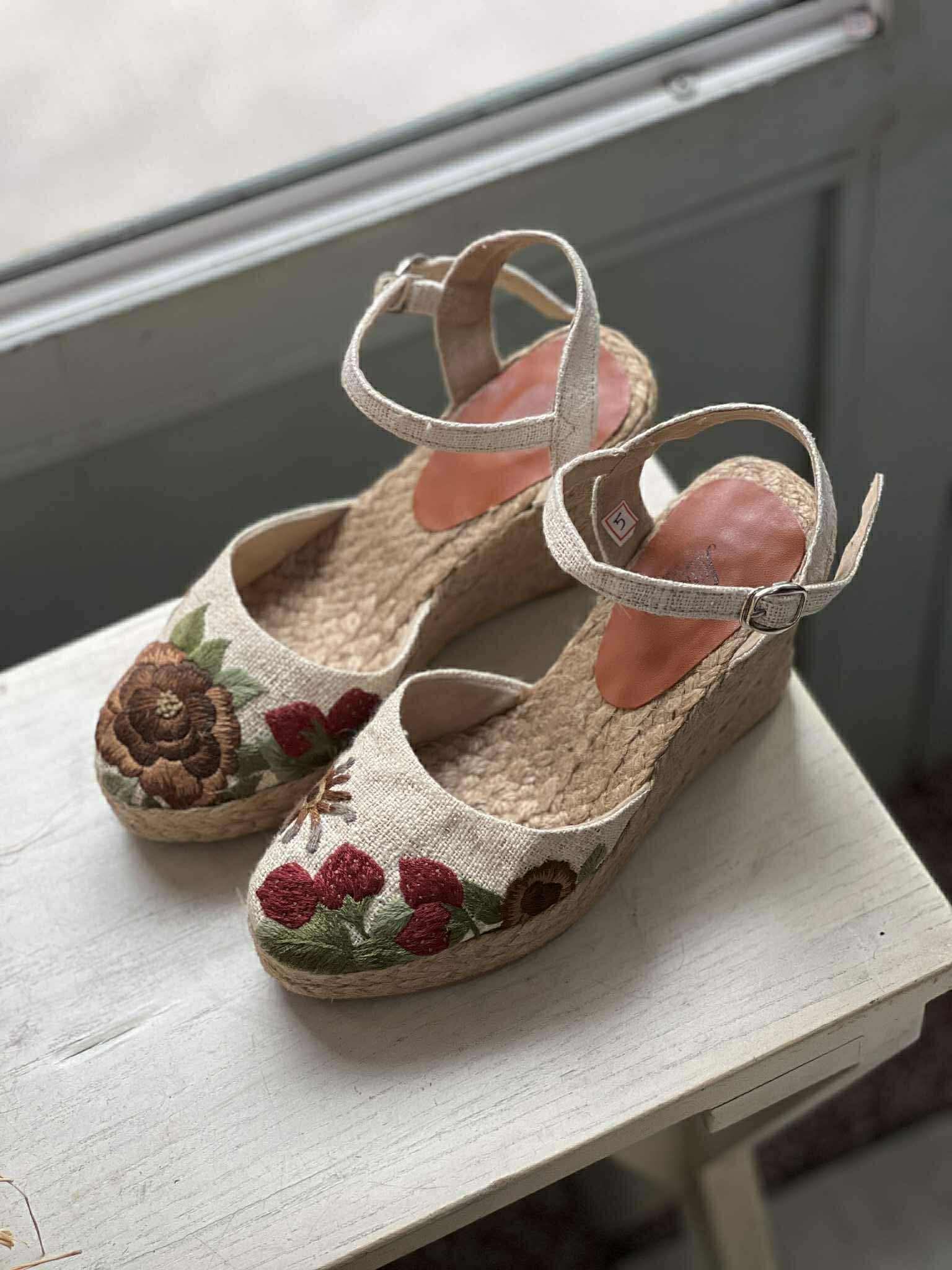 NHỀN NHỆN - Giày Cói Kín Mũi Phối Vải Hemp Thêu Hoa