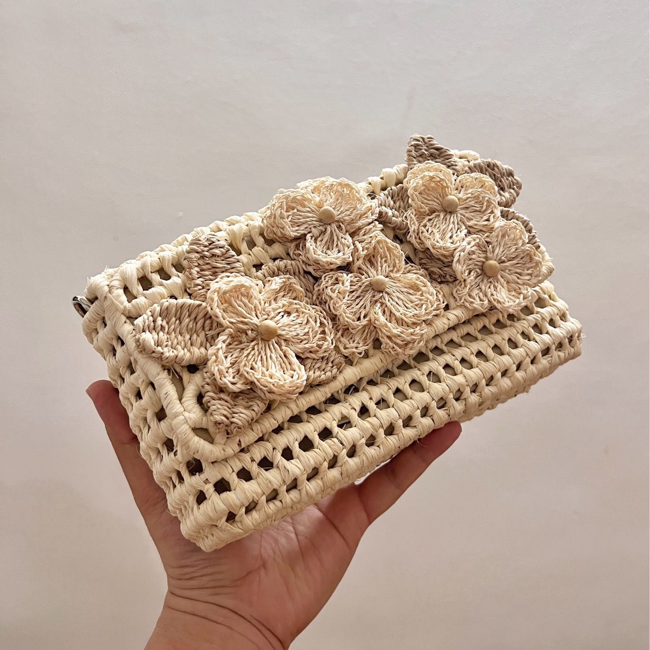 BLOOMING - Túi Clutch Cói Raffia Hình Hộp Chữ Nhật Kết Đính Hoa Abaca 3D