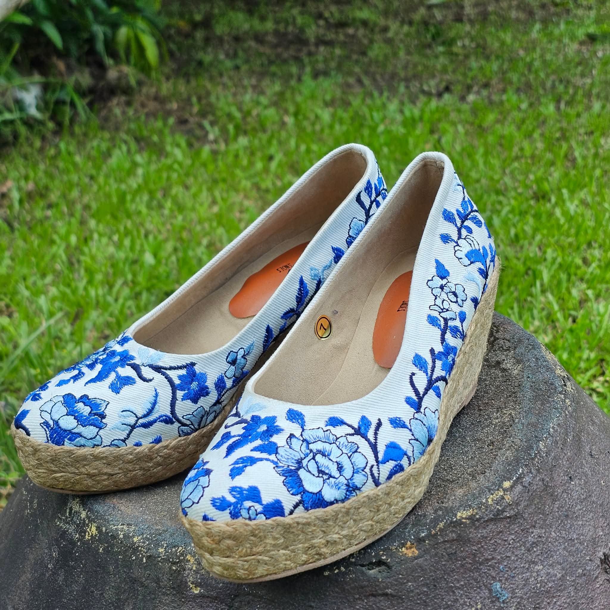 GỐM SỨ - Giày Cói Vải Canvas Trắng Thêu Họa Tiết Trên Bình Gốm Sứ