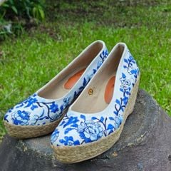 GỐM SỨ - Giày Cói Vải Canvas Trắng Thêu Họa Tiết Trên Bình Gốm Sứ