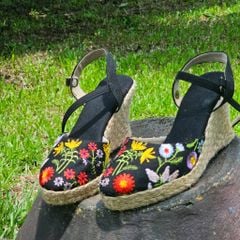 VƯỜN THU - Giày Cói Vải Canvas Đen Thêu Hoa