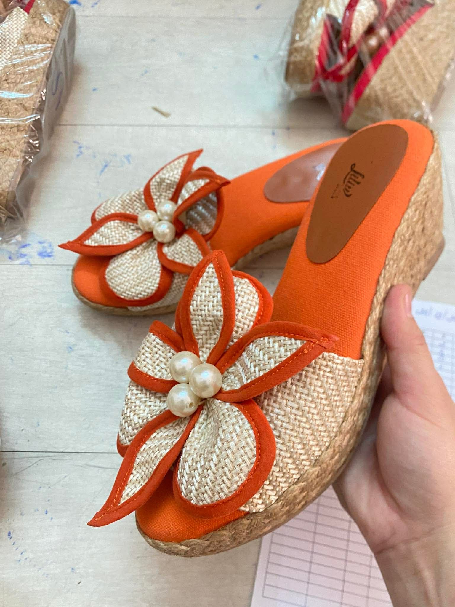 HOA LY ĐẾ XUỒNG - Dép Cói Quai Ngang Đính Hoa 3D Đế Cao 8cm