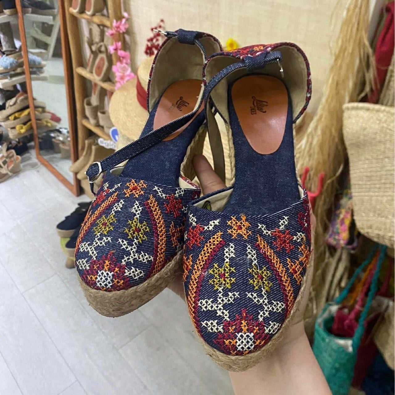 PINO QUAI CỔ CHÂN - Giày Bít Cói Đế Xuồng Thêu Đột Chỉ 8cm