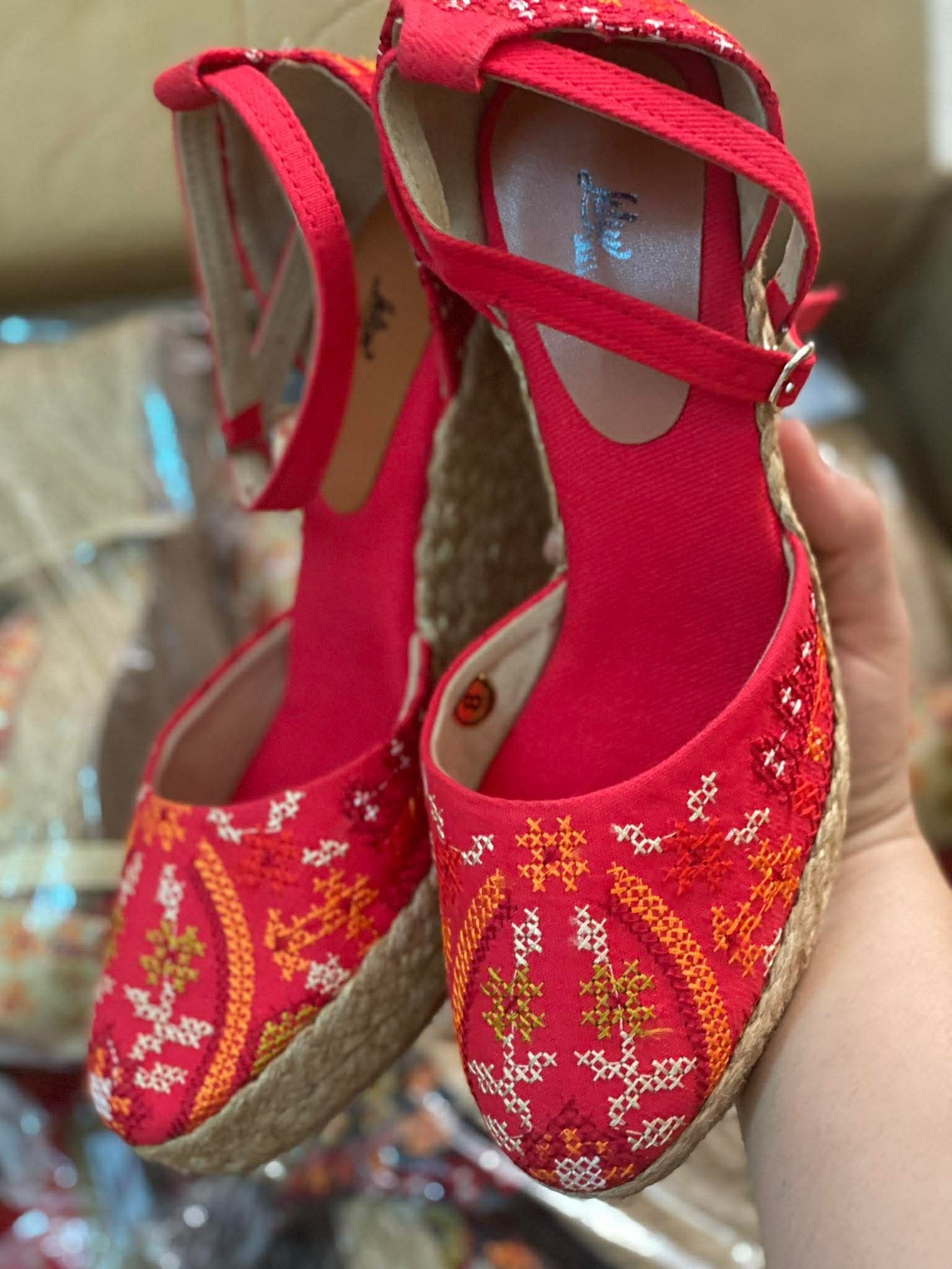 PINO QUAI CỔ CHÂN - Giày Bít Cói Đế Xuồng Thêu Đột Chỉ 8cm