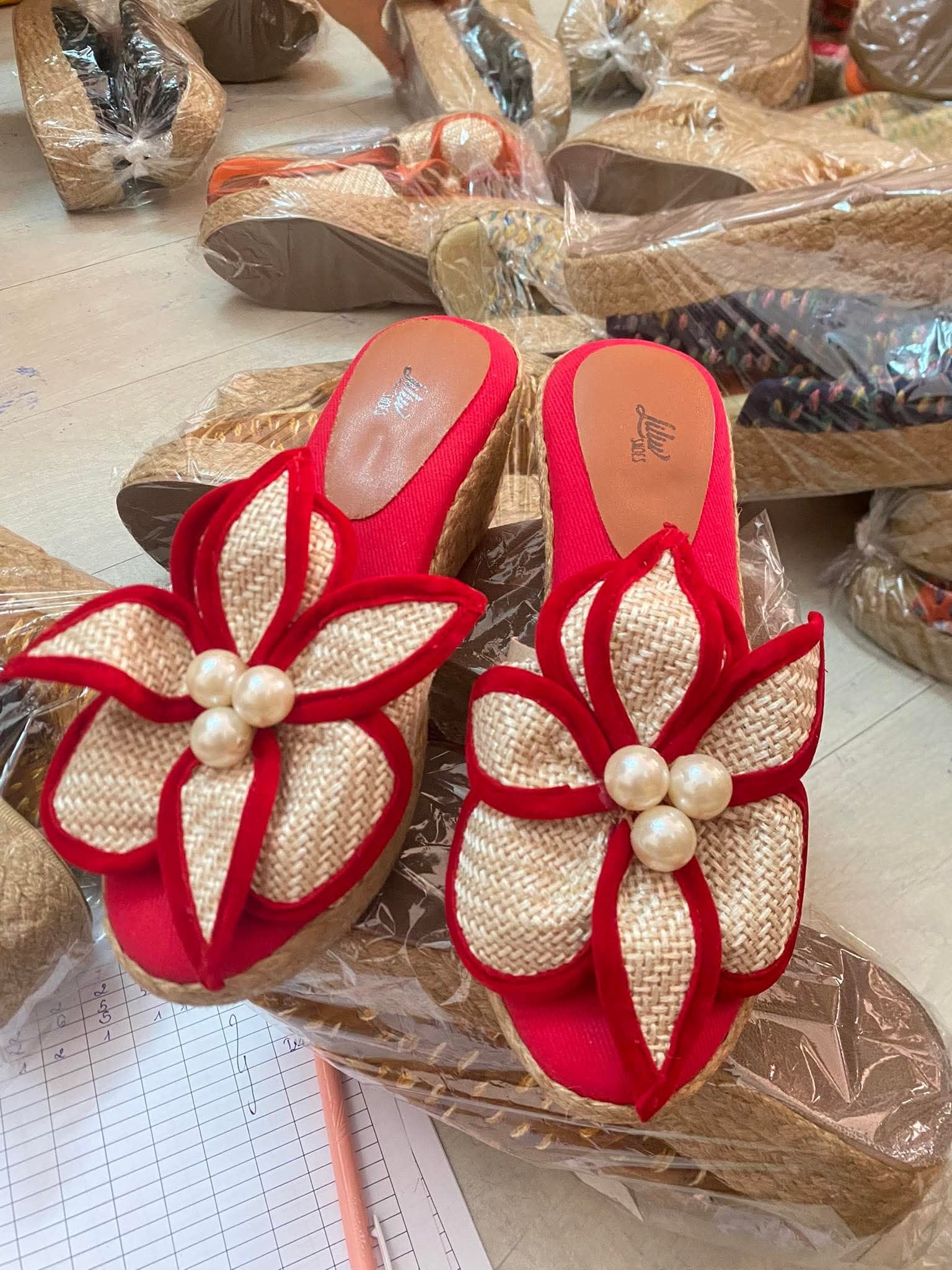 HOA LY ĐẾ XUỒNG - Dép Cói Quai Ngang Đính Hoa 3D Đế Cao 8cm