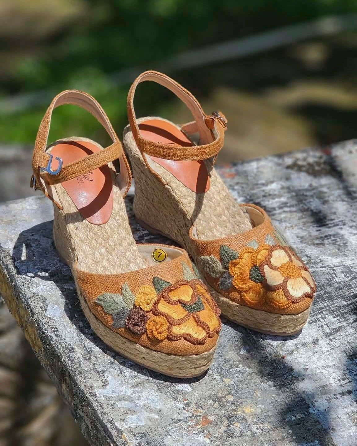 CHÂU THỔ - Giày Cói Phối Vải Hemp Màu Nâu Thêu Hoa Vàng