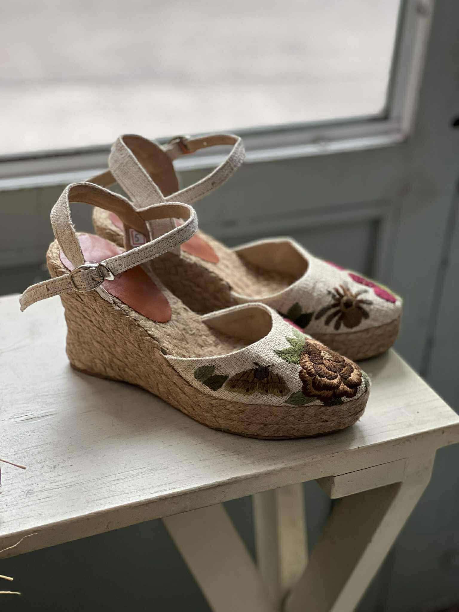 NHỀN NHỆN - Giày Cói Kín Mũi Phối Vải Hemp Thêu Hoa