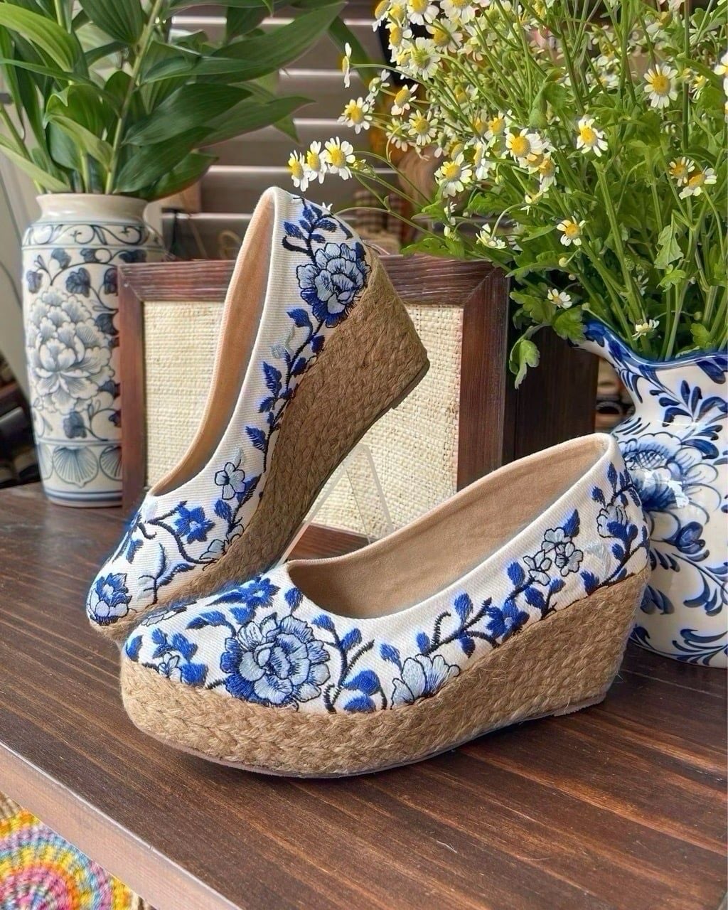 GỐM SỨ - Giày Cói Vải Canvas Trắng Thêu Họa Tiết Trên Bình Gốm Sứ