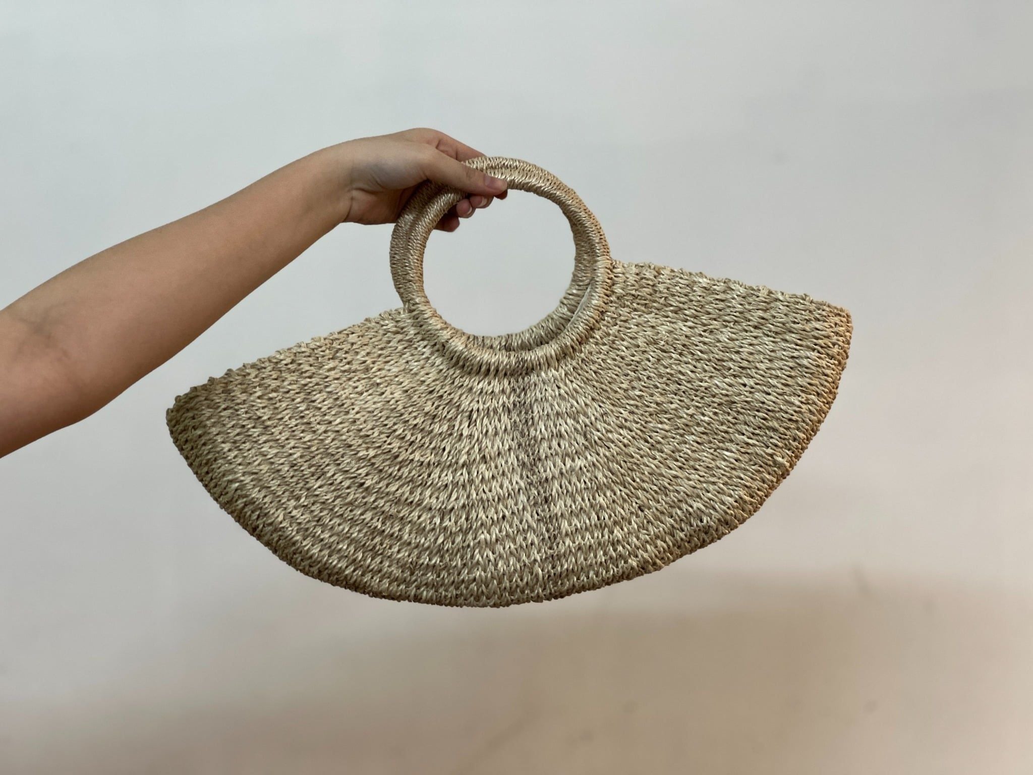 Túi Cói Abaca Đáy Vòng Cung Quai Cói Tròn - HOA RẺ QUẠT