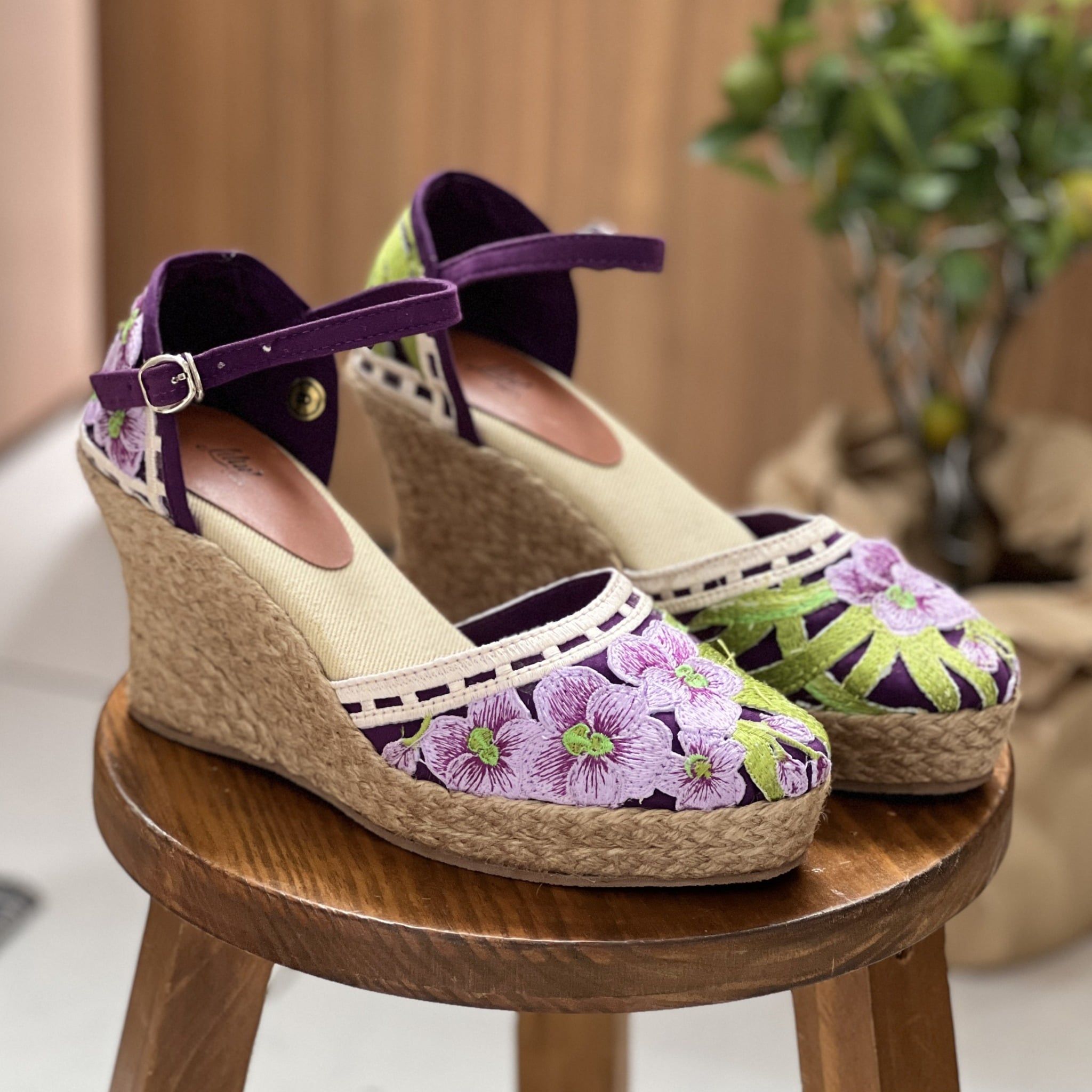 BERCHES ORCHID - Giày Cói Kín Mũi Vải Dệt Philippines Thêu Hoa