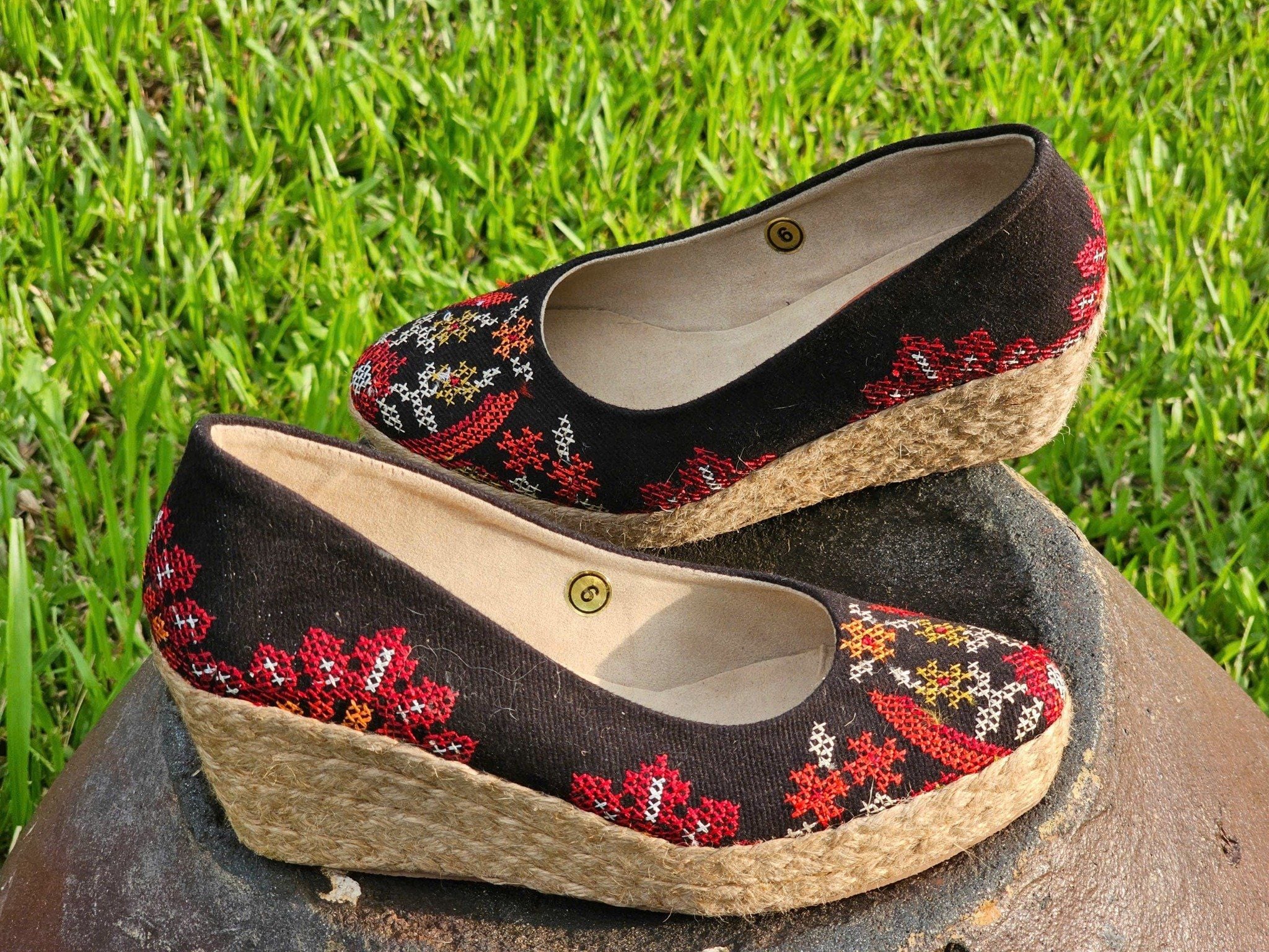 PINO PUMP - Giày Bít Cói Đế Xuồng Thêu Đột Chỉ 8cm