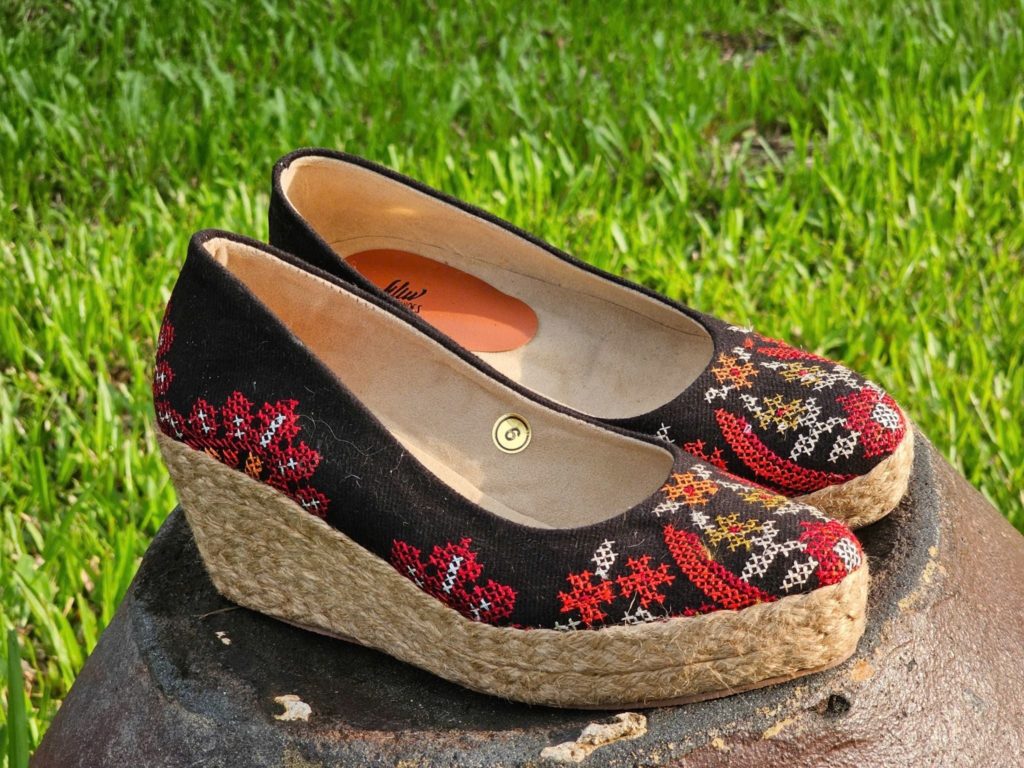 PINO PUMP - Giày Bít Cói Đế Xuồng Thêu Đột Chỉ 8cm