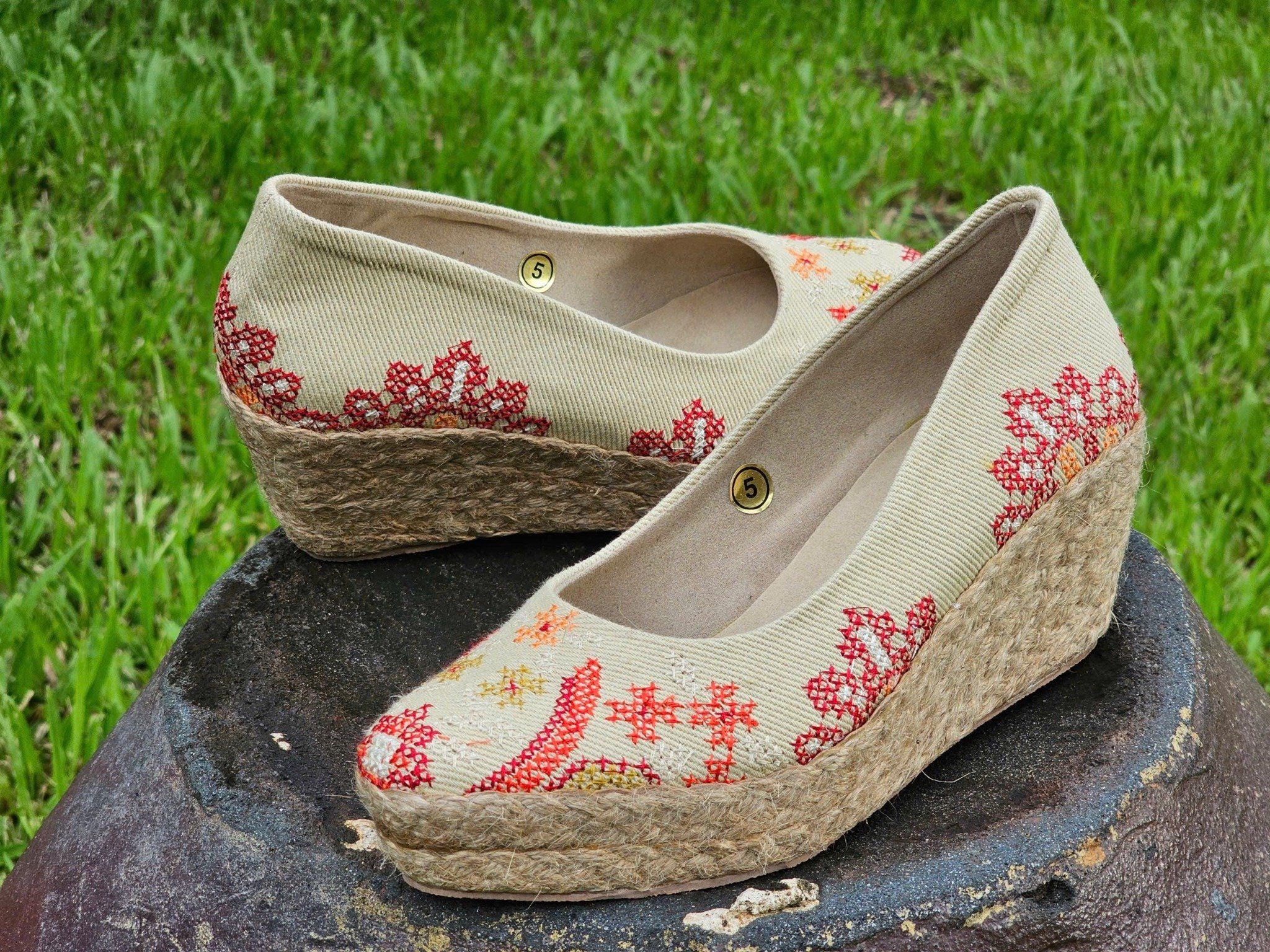 PINO PUMP - Giày Bít Cói Đế Xuồng Thêu Đột Chỉ 8cm