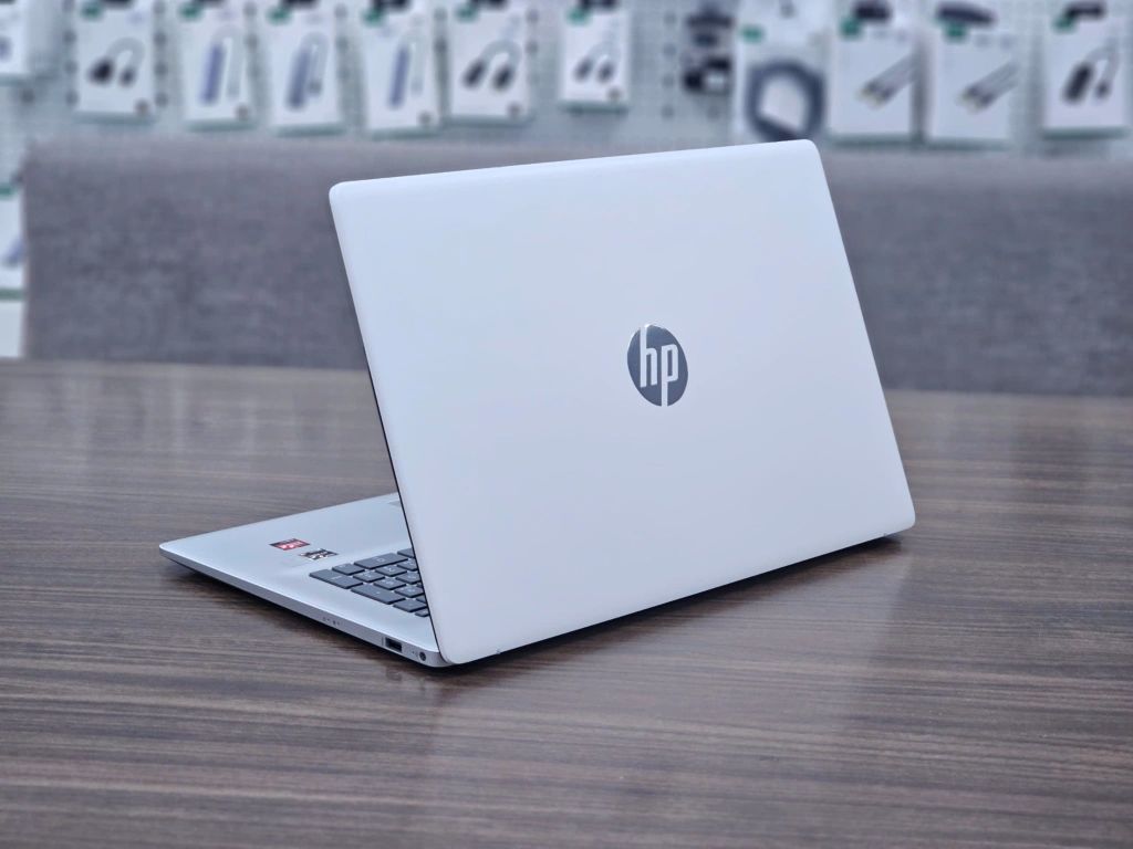 Laptop HP 17-cp2331ds (Ryzen 3 7320U, 8GB RAM, 256GB SSD, 17.3