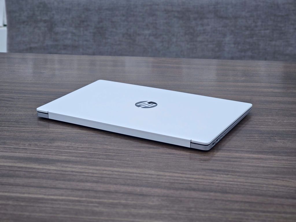 Laptop HP 17-cp2331ds (Ryzen 3 7320U, 8GB RAM, 256GB SSD, 17.3