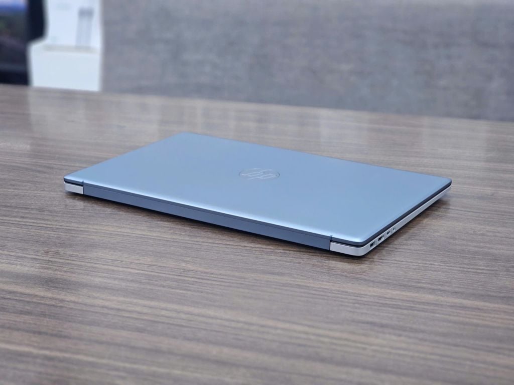 Laptop HP 17-cp2332ds (Ryzen 3 7320U, 8GB RAM, 256GB SSD, 17.3