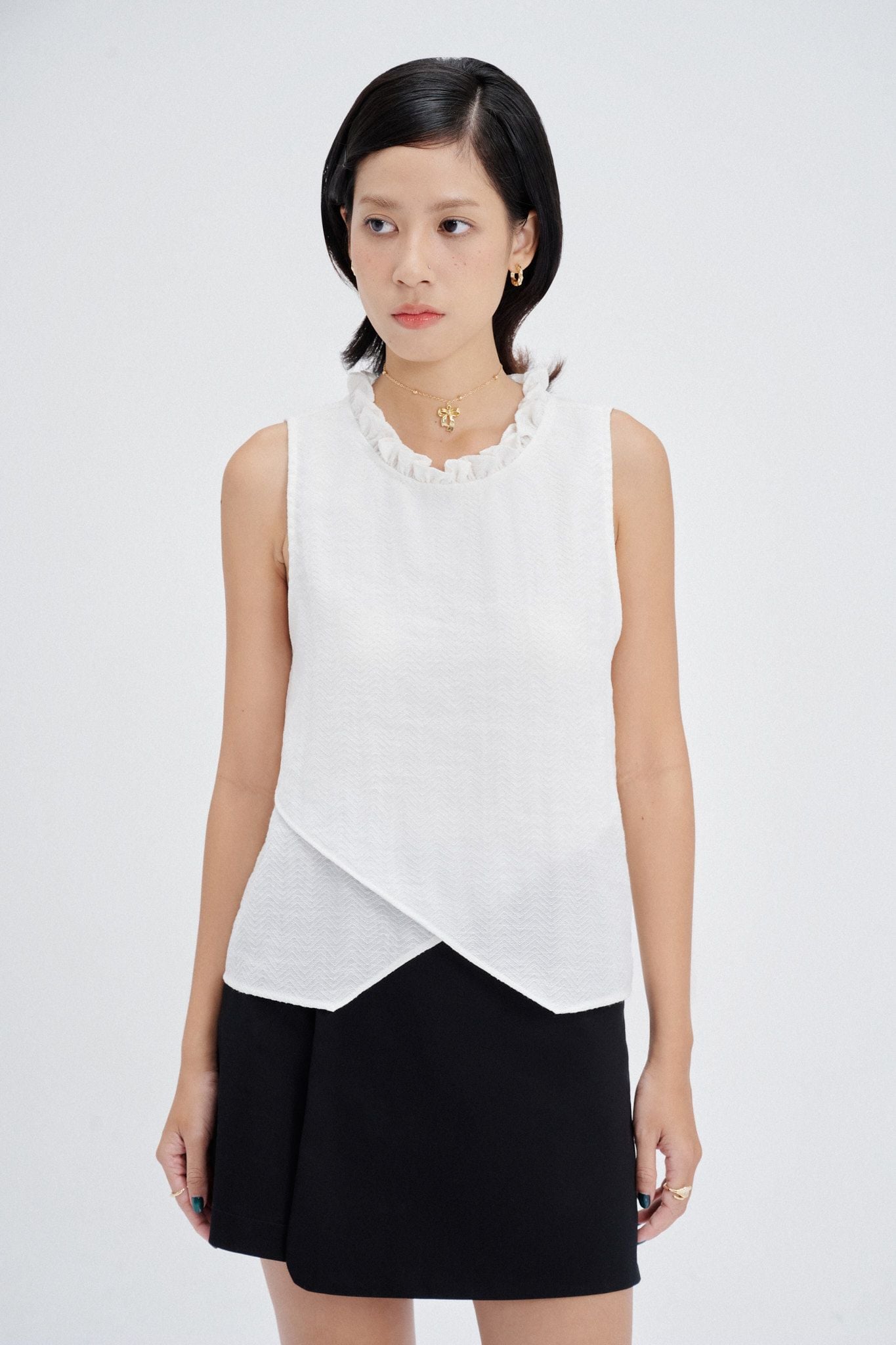  Sleeveless Overlap Top 