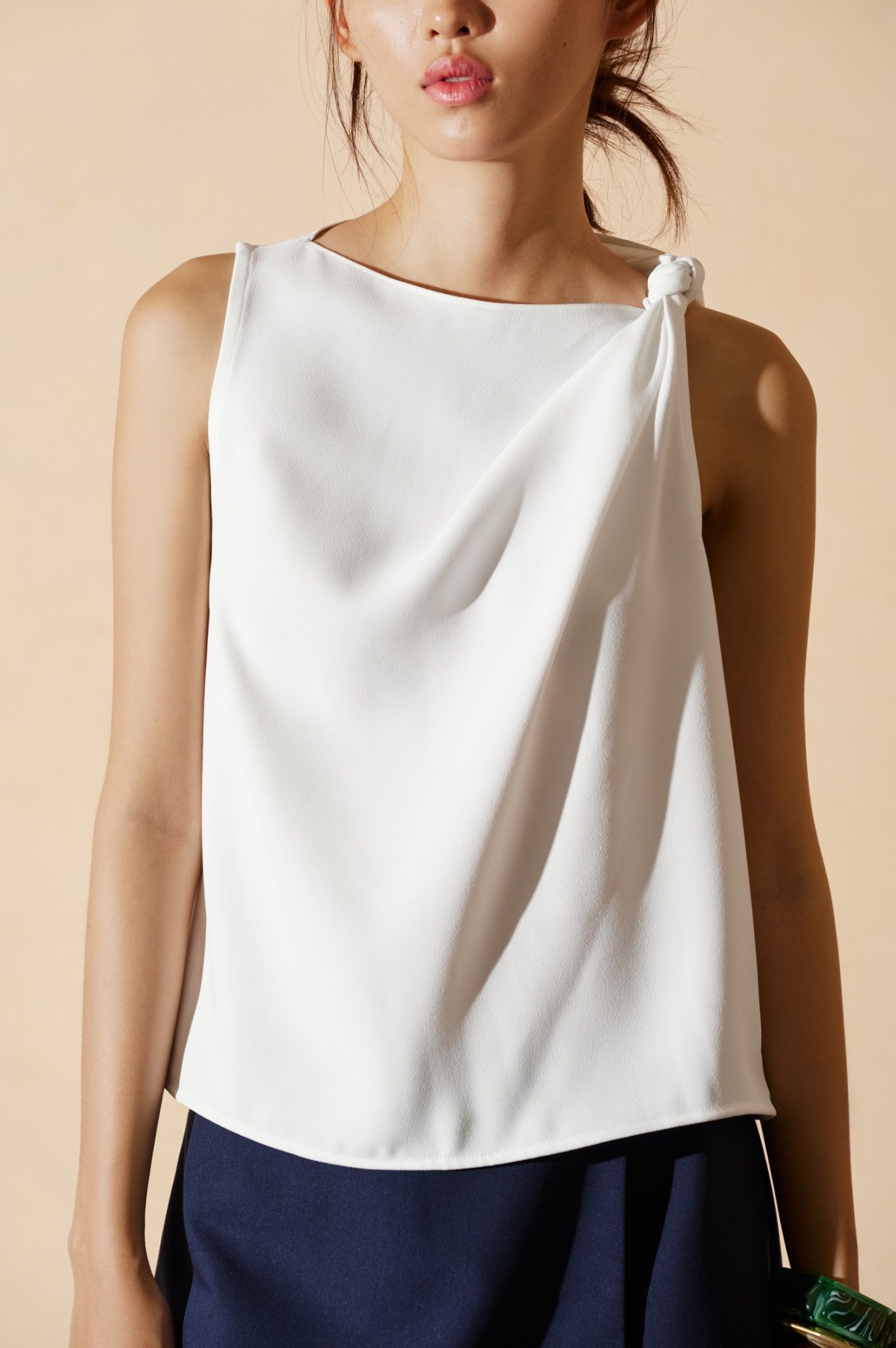  Sleeveless Top With Knot 
