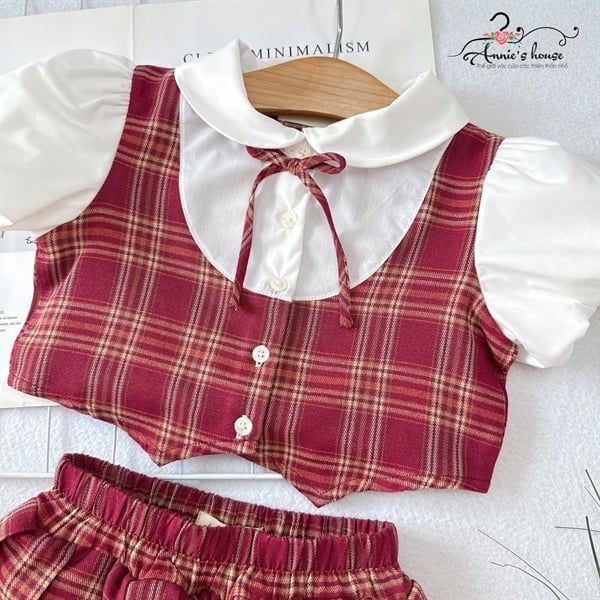  Holly Set – Áo sơ mi cổ búp bê phối gile caro đỏ, quần xếp li năng động 