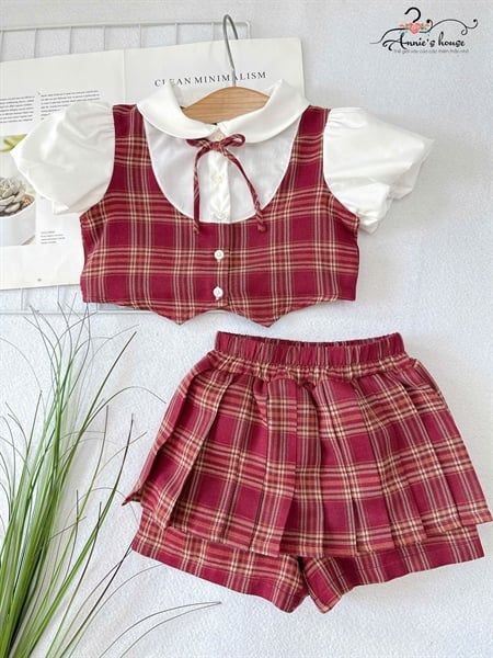  Holly Set – Áo sơ mi cổ búp bê phối gile caro đỏ, quần xếp li năng động 