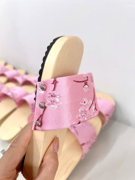  Guốc mộc bé gái quai gấm - Hồng 