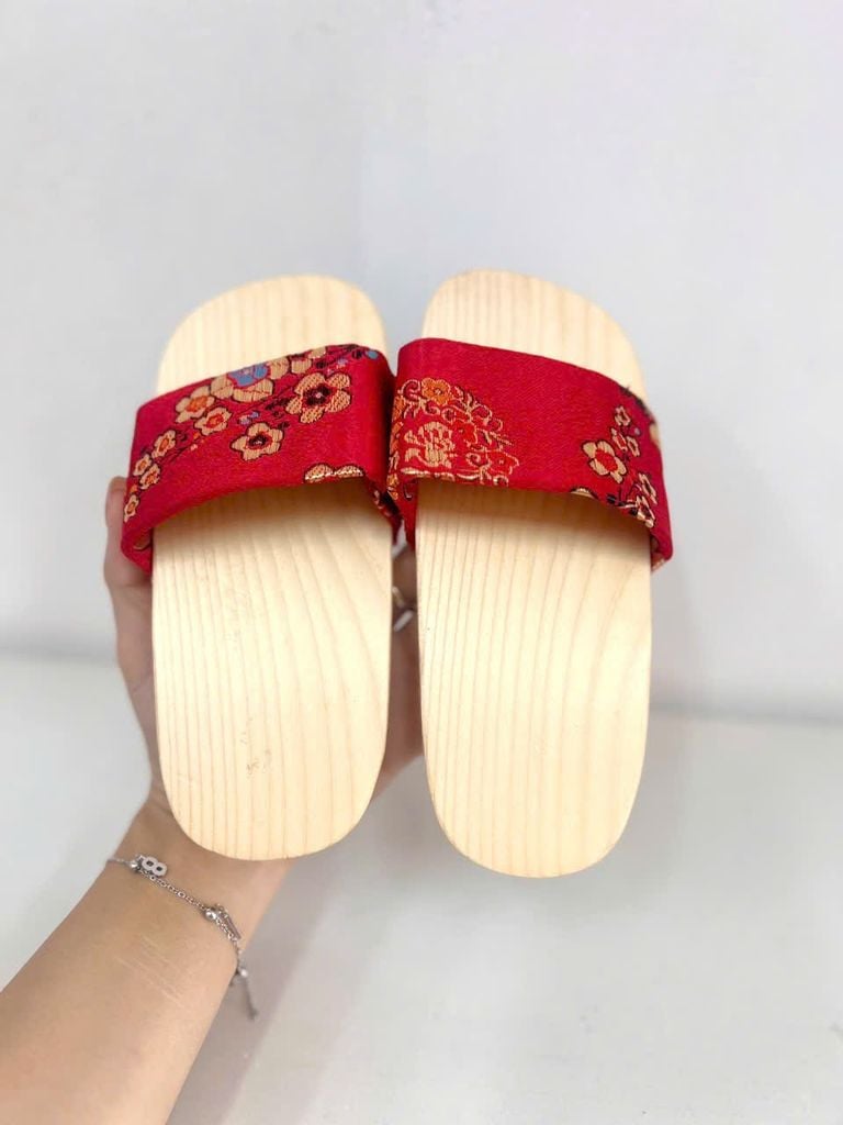  Guốc mộc bé gái quai gấm - Đỏ 