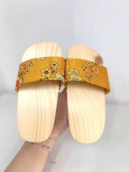  Guốc mộc bé gái quai gấm - Đỏ 