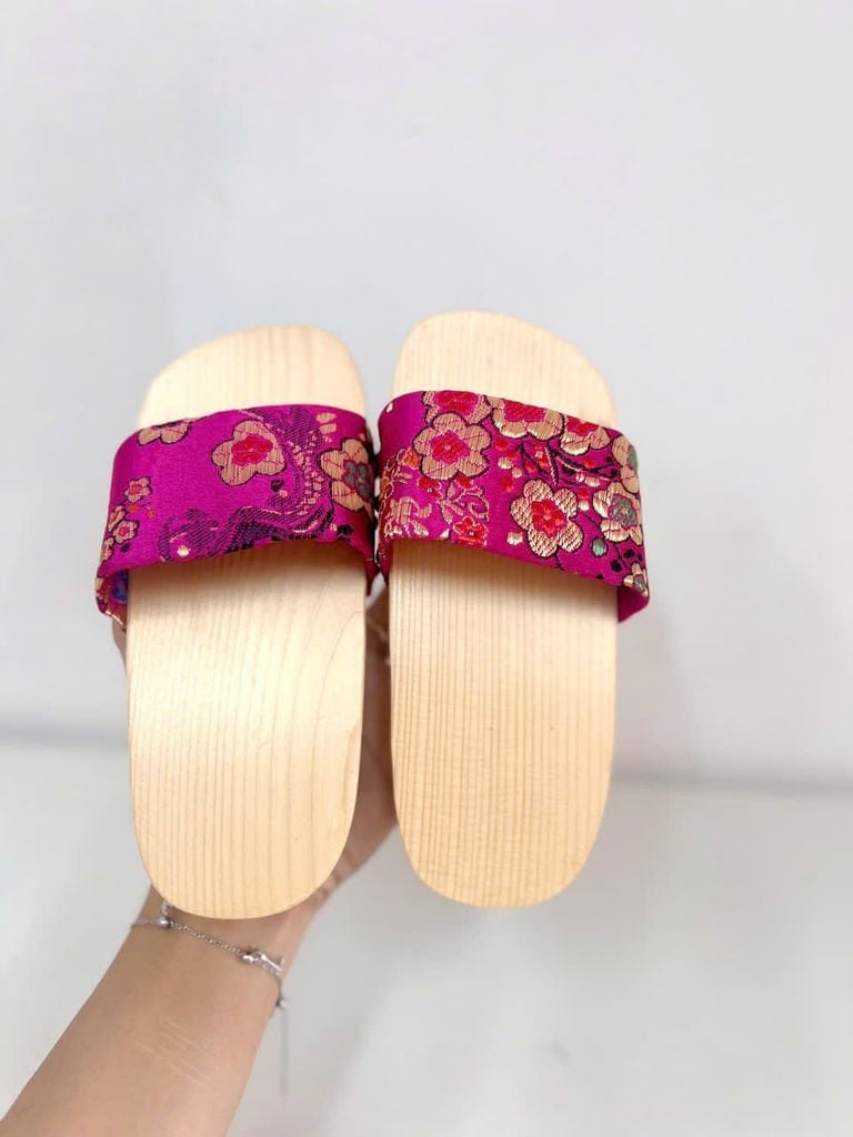  Guốc mộc bé gái quai gấm - Đỏ 
