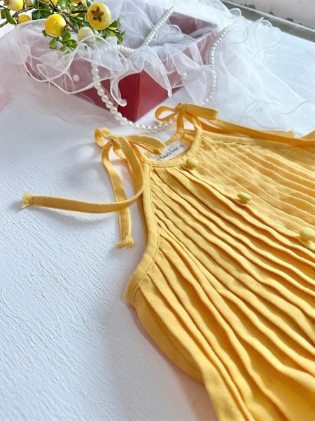  Mai Hạ Set – Set yếm linen xếp pli cao cấp cho bé gái - Vàng 