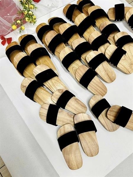  Guốc mộc bé gái quai nhung - Đen 