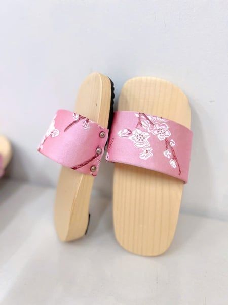  Guốc mộc bé gái quai gấm - Hồng 
