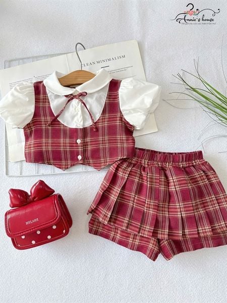  Holly Set – Áo sơ mi cổ búp bê phối gile caro đỏ, quần xếp li năng động 