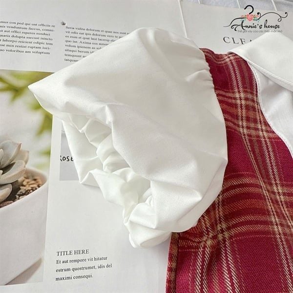  Holly Set – Áo sơ mi cổ búp bê phối gile caro đỏ, quần xếp li năng động 