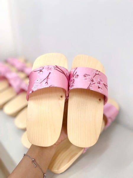  Guốc mộc bé gái quai gấm - Hồng 