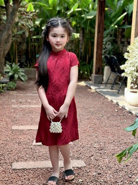  Hồng Phúc Dress – Sườn xám đỏ hoạ tiết thọ dơi đính hoa tulip vải 