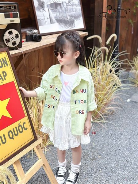  Set Stripy Love – Áo Thun Trắng In Tim Mix Váy Ren & Khoác Sọc Vàng 